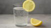 Agua con limón: una mezcla natural que divide opiniones.
