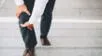 Expertos revelan si es bueno o no subir escaleras con dolor de rodilla.