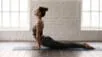 La postura de yoga que tonifica el abdomen como si hicieras 100 abdominales