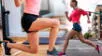 Prueba este ejercicio de pie, fácil y efectivo para tonificar las piernas.