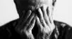 La soledad y el aislamiento social son factores clave del suicidio en adultos mayores.