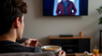 Por qué no debes comer mirando la TV, según expertos.