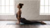 Las 5 posturas de yoga simples para mejorar tu mañana