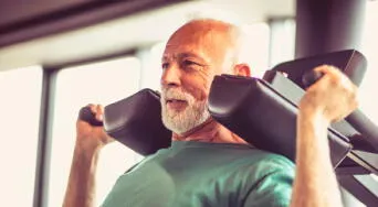 El ejercicio de fuerza ideal para mayores de 60: sin pesas ni ligas y con grandes resultados