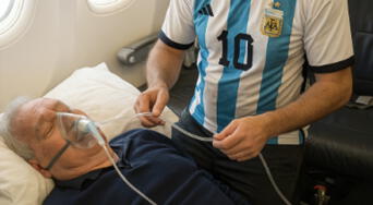 La pasión que salvó vidas en un vuelo: pasajero chileno fue reanimado por médico hincha de la selección argentina