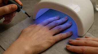 Científicos argentinos revelan los riesgos ocultos de las lámparas UV para manicura