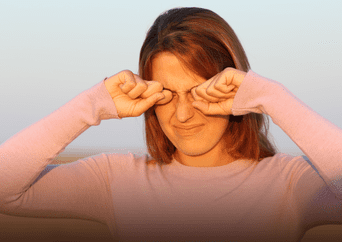 Así podrás dormir mejor si tienes ojos cansados por la noche