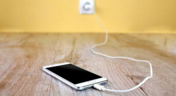 ¿El cargador o el celular? Aprende cuál se desconecta primero y cómo afecta a tu dispositivo