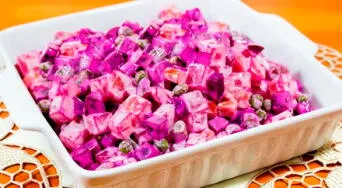 Sin crema ni mayonesa: la ensalada rusa más sabrosa con un aderezo saludable
