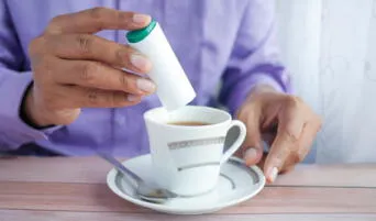 Los edulcorantes podrían estimular el apetito y elevar el riesgo de obesidad, según científicos