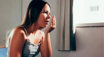 ¿Sufres de mal aliento en la mañana? Esto es lo que recomiendan los odontólogos