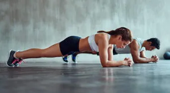 Plancha abdominal: el mejor ejercicio para mantenerse fuerte después de los 40