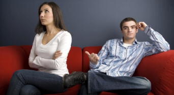 ¿Qué significa que una persona te deje de hablar tras una discusión? La psicología revela lo que hay detrás