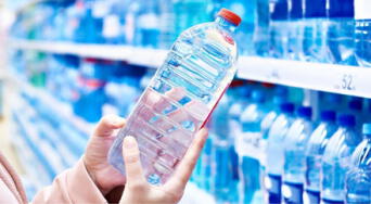 Esto le pasa a tus riñones cuando tomas 2 litros de agua al día, según expertos