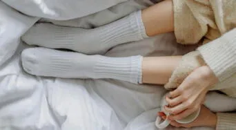 Dormir con medias: qué revela este hábito cotidiano sobre tu personalidad, según la psicología