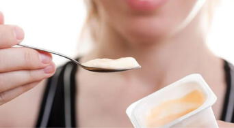 ¿Comes yogur a menudo? Estas son las consecuencias que pocos conocen, según expertos