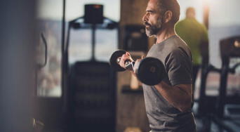 Caminar o entrenar fuerza: esto recomienda un entrenador experto para mejorar tu salud y longevidad