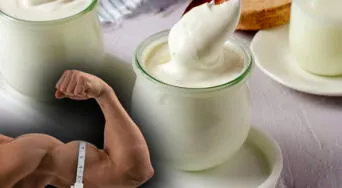 Cuánta proteína tiene el yogurt griego y cómo ayuda a ganar masa muscular según expertos