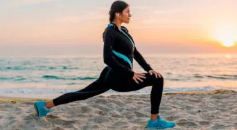 Esto le pasa a tu cuerpo cuando entrenas en la playa, según un experto