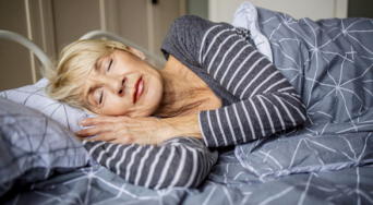 Cómo cambia el sueño después de los 60 y qué hacer para lograr un descanso reparador