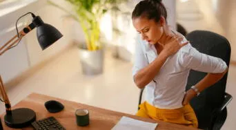 Ejercicios para el sedentarismo: movimientos desde la silla que puedes hacer en la oficina