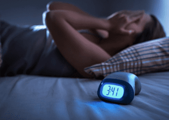 Dile adiós al insomnio: los 3 ejercicios clave para dormir bien, según un estudio