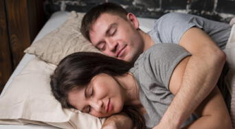 Dormir abrazados: el hábito nocturno que fortalece el vínculo emocional, según la ciencia