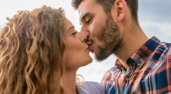 ¿Besar reduce el estrés? Lo que dice la ciencia sobre este gesto y su impacto en la salud