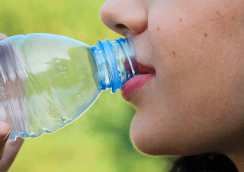¿Cuánta agua debes tomar para bajar el azúcar en la sangre y regular el colesterol?