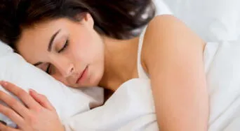 ¿Por qué sentimos que caemos al dormir? La ciencia tiene la respuesta