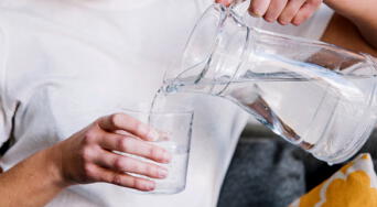 Conoce los efectos en los riñones al beber 2 litros de agua al día y cómo hacerlo de forma segura