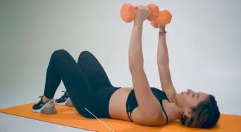 ¡Abdomen de acero en 7 minutos!: la rutina con pesas de Jenna de León, fisicoculturista