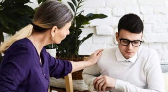 ¿Qué revela una persona al desviar la mirada durante una conversación? La psicología lo explica