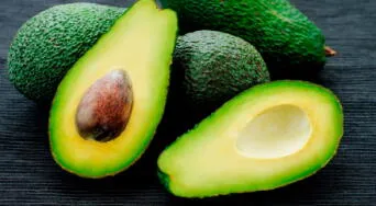 Cómo guardar la palta para evitar que se ponga negra, según una experta en alimentación