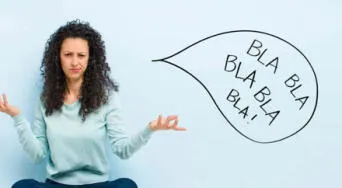 ¿Qué significa que una persona hable sola en voz alta? Descubre lo que dice la psicología