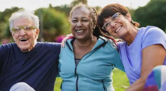 Ir al gimnasio ayuda, pero estos ejercicios en casa son ideales para personas mayores de 65 que buscan ganar fuerza