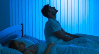 Por qué te despiertas varias veces en la madrugada, posibles causas y soluciones según la psicología