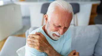 Sarcopenia en adultos mayores: 3 ejercicios de fuerza recomendados por expertos para recuperar masa muscular