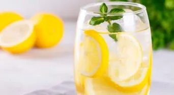¿Es bueno tomar agua con limón todos los días? Esto dicen los expertos