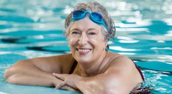 ¡Ni aquagym, ni nadar! Descubre el ejercicio en el agua que devuelve fuerza y movilidad a los mayores de 70 años