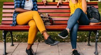 ¿Cruzas las piernas cuando te sientas? Conoce los 5 rasgos comunes que tienes, según la psicología