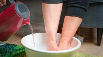 ¿Por qué deberías sumergir tus pies en agua con vinagre? Conoce sus poderosos beneficios