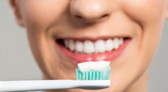 ¿Cepillarse los dientes antes o después de desayunar? Esto revelan los expertos
