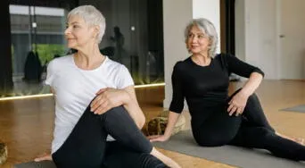 4 posturas de yoga fáciles para mayores de 50 años que transformarán tu fuerza y flexibilidad, según especialistas