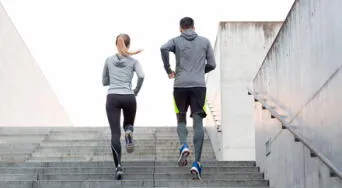 Transforma tu cuerpo en casa: la rutina con escaleras que te hará sentir como en un gimnasio