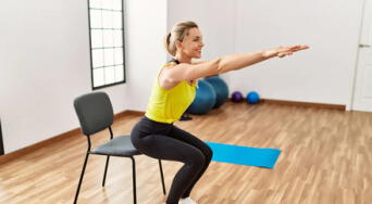 Ejercicios en silla: cómo entrenar desde casa, qué músculos se activan y cómo adaptar la rutina a tu nivel físico
