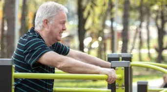 La mejor rutina de ejercicios para hacer en el parque si tienes más de 65 años, según especialistas