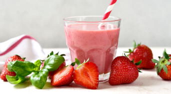Descubre los grandes beneficios del licuado de fresa con espinaca y cómo prepararlo, según especialistas