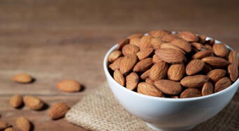 Conoce los poderosos beneficios de comer un puñado de almendras en ayunas antes de desayunar y descubre por qué expertos lo recomiendan