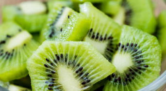 Kiwi y su poder medicinal: cómo ayuda al síndrome del intestino irritable, según experto en gastroenterología